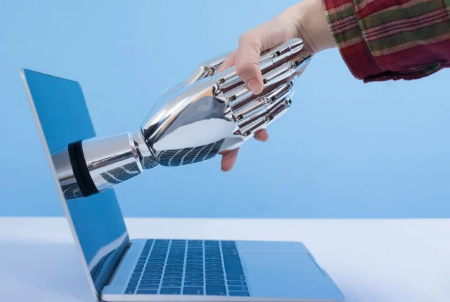 humano-y-computadora-dandose-la-mano